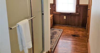 Historic Hardware Inn with River Views: Suite 200