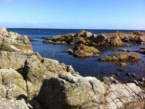 Perto da praia, areia branca, espreguiçadeiras