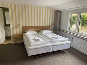 Quarto casal, vista para o mar | Cofres nos quartos, ferros/tábuas de passar roupa, Wi-Fi de cortesia