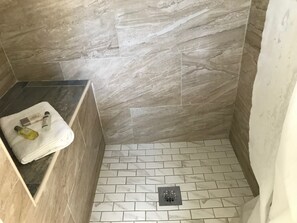 Een douche, een haardroger, handdoeken, zeep