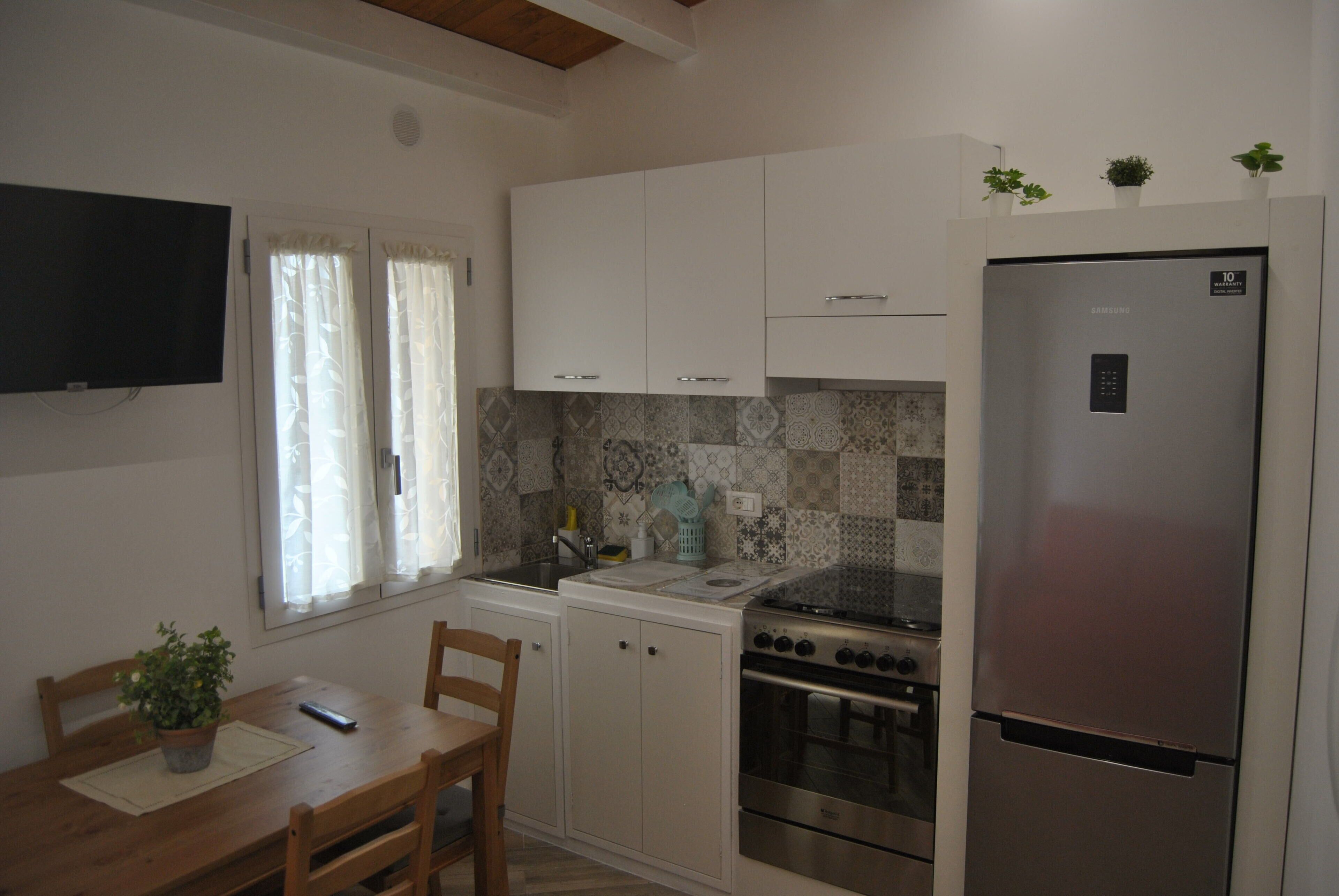 Réfrigérateur, four, plaque de cuisson, grille-pain