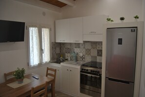 Een koelkast, een oven, een kookplaat, een broodrooster