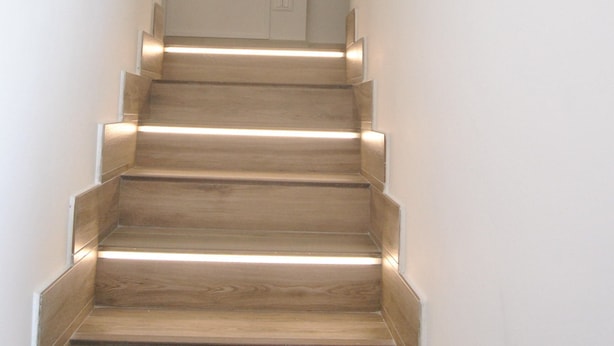 A staircase with wooden steps and a white wall. - Agrigento center, fully furnished one-bedroom apartments 41 BDX (Agrigento)