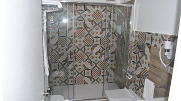 Doccia, asciugacapelli, bidet, asciugamani
