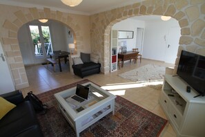 Télévision, livres, espaces bureaux