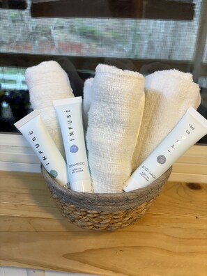 Shower, hair dryer, towels, soap - Waterfront Collin’s cabin (Spruce Pine)