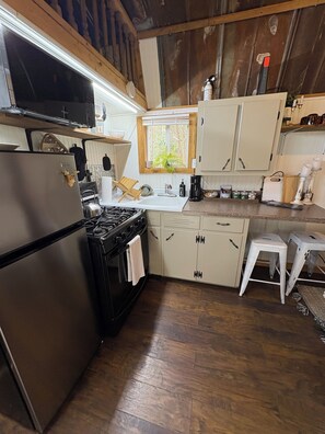 Fridge, microwave, oven, stovetop - Waterfront Collin’s cabin (Spruce Pine)