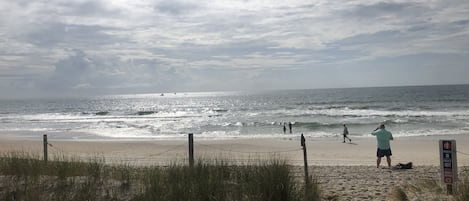 Beach nearby, sun-loungers, beach towels