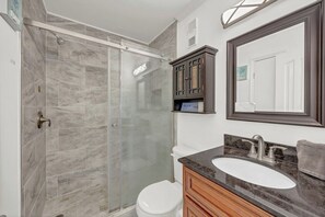 Ensemble douche/baignoire, sèche-cheveux, serviettes fournies