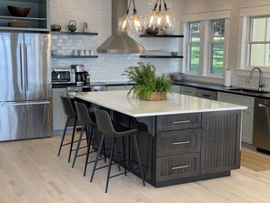 ثلاجة، ميكروويف، فرن، موقد طهي مسطح