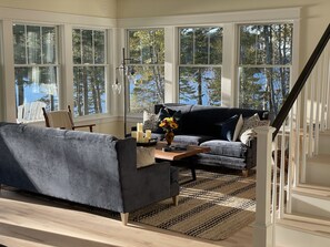 تلفزيون ذكي، مدفأة، كُتُب، ستيريو