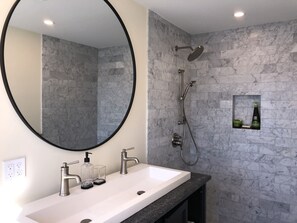 Ensemble douche/baignoire, sèche-cheveux, serviettes fournies, savon