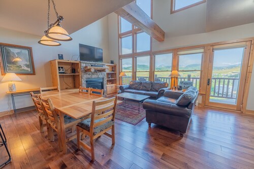 Beautiful 3 Bed/3 Bath Townhome with Garage, Hot Tub and Views! Walk to lifts