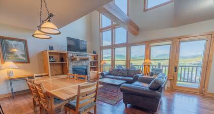Beautiful 3 Bed/3 Bath Townhome with Garage, Hot Tub and Views! Walk to lifts