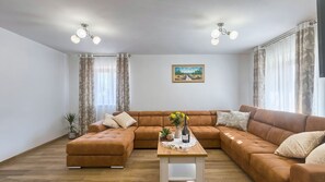 Una Smart TV, un reproductor de DVD, una mesa de tenis de mesa