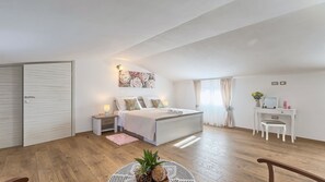 6 Schlafzimmer, Zimmersafe, Schreibtisch, Bügeleisen/Bügelbrett