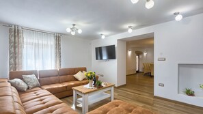 Smart TV, DVD player, ping pong, stereo