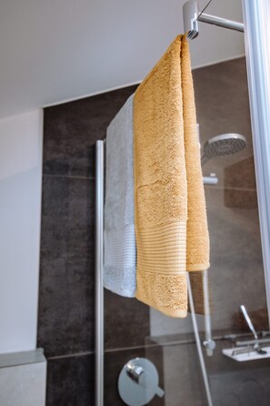 Een douche, een haardroger, handdoeken, zeep