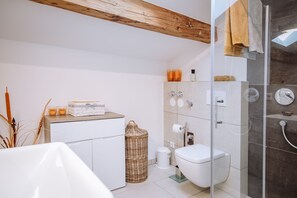 Een douche, een haardroger, handdoeken, zeep