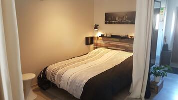 1 habitación, tabla de planchar con plancha, wifi y ropa de cama