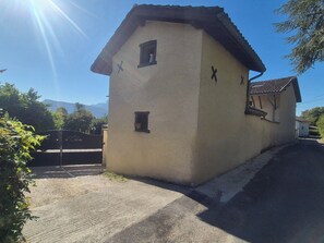 A small, single-story building with a sloped roof, a small window, and a door. - Gîte le Clos D'olon swimming pool & moutain view (Charnècles)