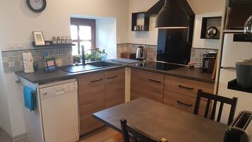 Frigorífico, microondas, horno y placa de cocina