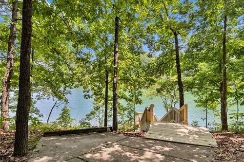 "Lake Hartwell, Waterfront Cottage with Views, near Clemson"
