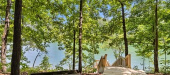 "Lake Hartwell, Waterfront Cottage with Views, near Clemson"