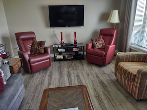 Smart TV - Main Floor (Unit 1) in House, Deck, Sunset, Water View (Cheticamp Harbour) (Chéticamp)