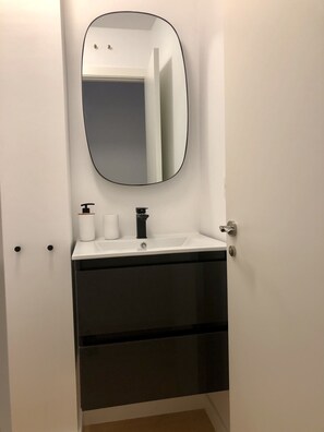 Bruser, hårtørrer, håndklæder, Toiletpapir