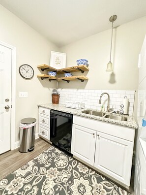 Fridge, microwave, oven, stovetop - Downtown Greenville, SC Southern Simplicity! (Greenville)