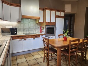 Fridge, microwave, oven, stovetop - Louise's house (Fontenay-le-Comte)