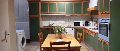 Frigorífico, microondas, horno y placa de cocina
