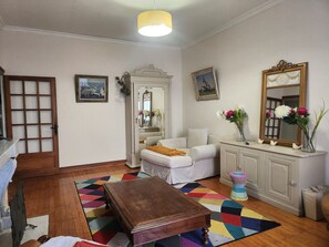 Smart TV, books - Louise's house (Fontenay-le-Comte)