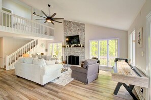 Smart TV, chimenea, libros