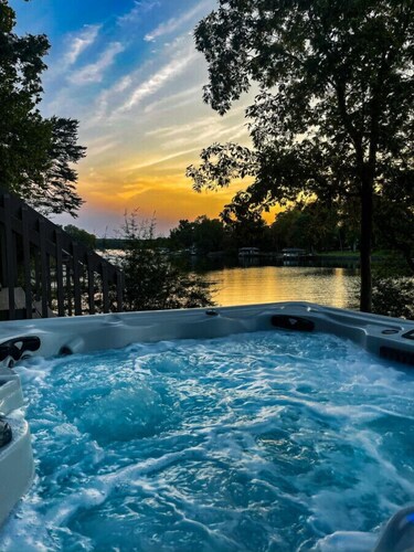 Serene Lake Views • Hot Tub • BBQ • Kayaks