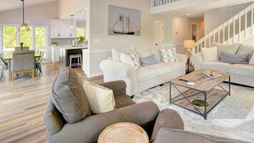 Smart TV, chimenea, libros