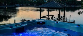 Scenic Charlotte Lakehouse|4BR w/Patio-Hot Tub-BBQ