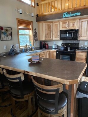 Fridge, microwave, oven, stovetop - Cozy Creekside Cabin (Red Lodge)