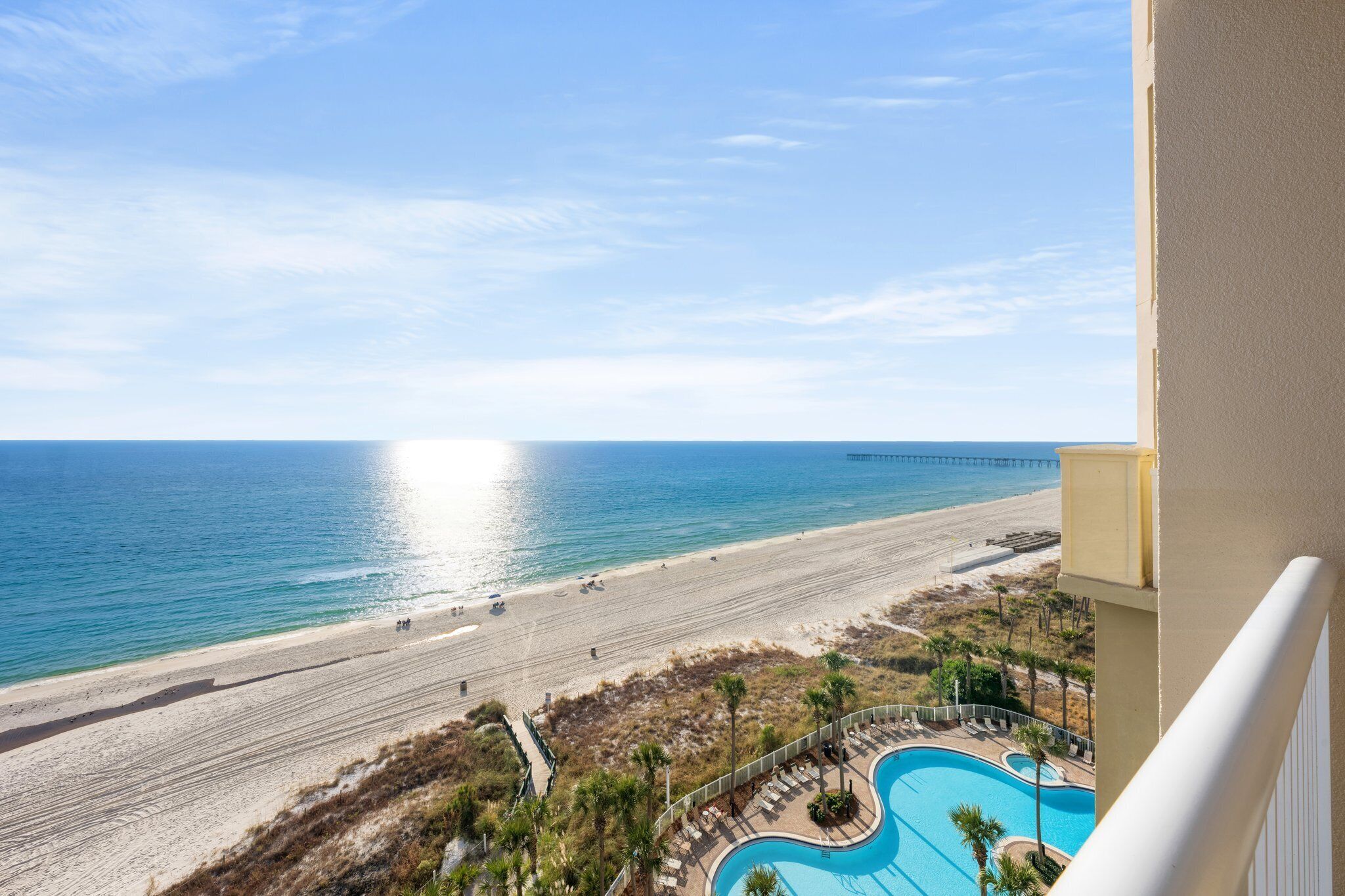 Na praia, espreguiçadeiras, toalhas de praia 