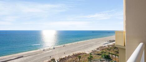 Na praia, espreguiçadeiras, toalhas de praia