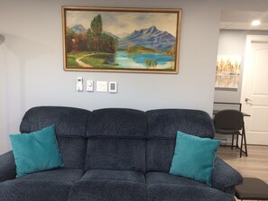 Smart TV, books - Downstairs (Unit 2) in New House, Deck, Hiking Trails Nearby (Chéticamp)