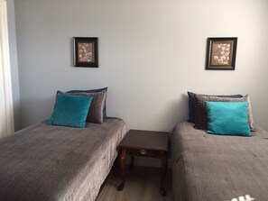 3 soverom, skrivebord, strykejern/-brett og reiseseng for barn