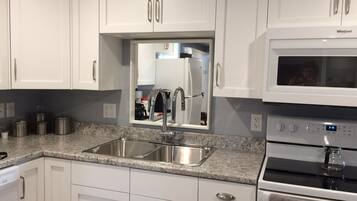 Geladeira, micro-ondas, fogão, cooktop