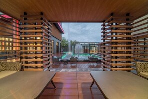 A modern outdoor lounge area with a pool, wooden slatted walls, and comfortable seating. - Yeonhwamoon Hotel Eulwang (Incheon)