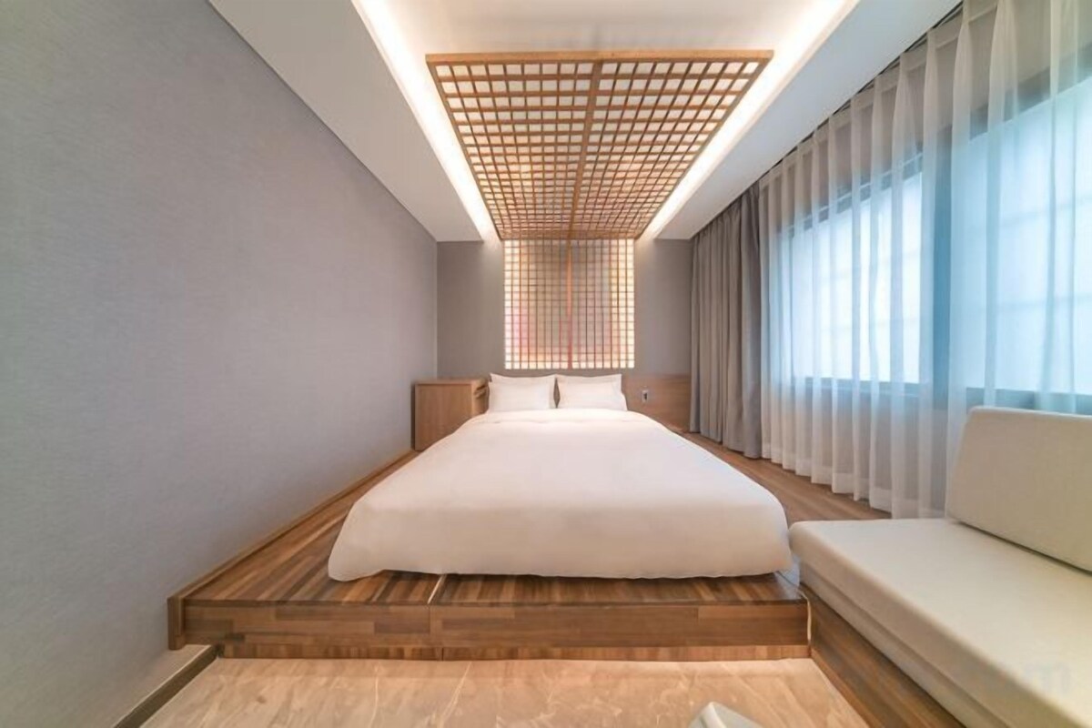 WiFi (free), bed sheets
