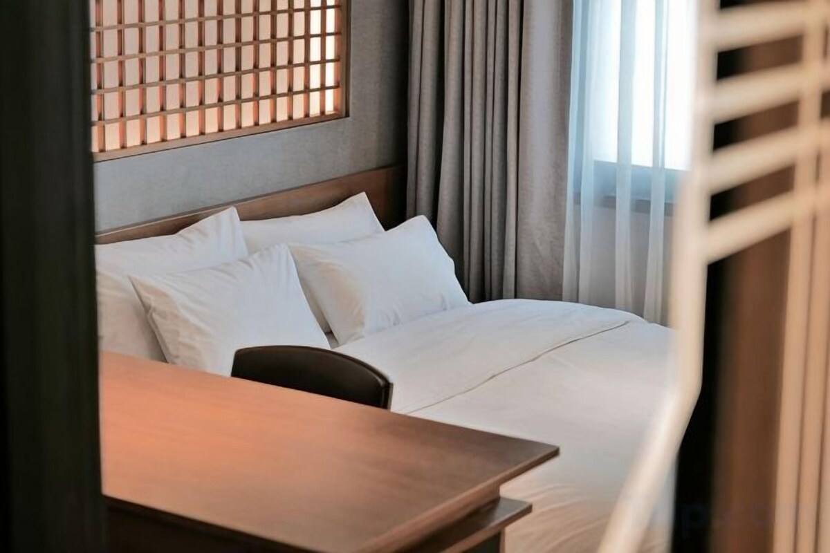 WiFi (free), bed sheets