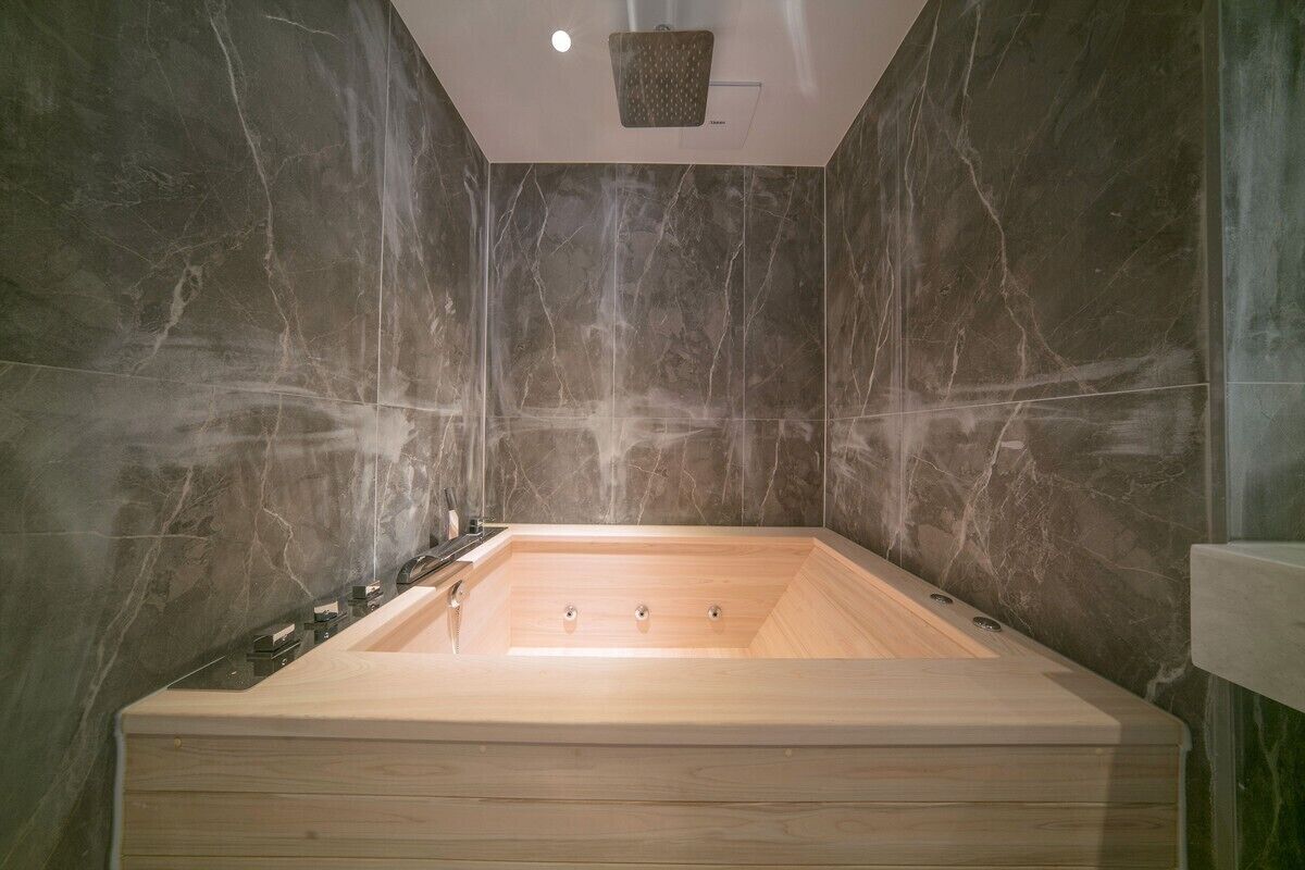 shower, free toiletries, towels