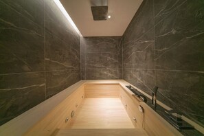 Dusche, kostenlose Toilettenartikel, Handtücher