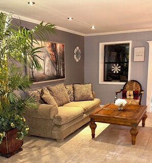 Smart TV, fireplace, stereo